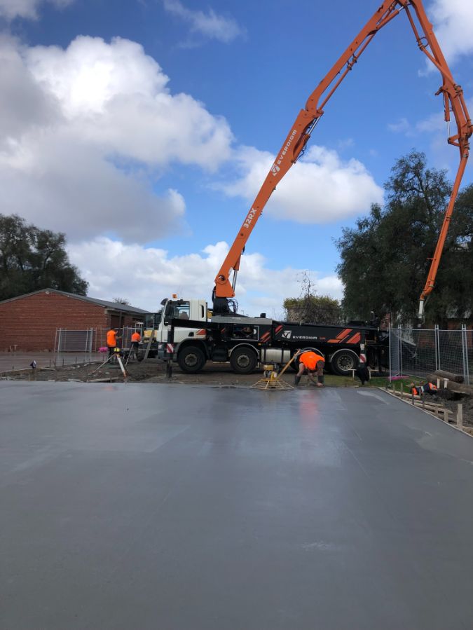 Frankston Concreters pouring a shed slab in Parkdale using a concrete pump Photos shows concrete Frankston team working hard